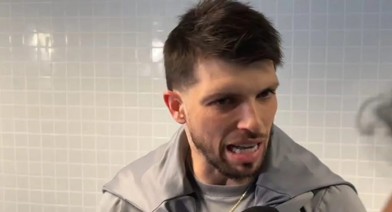 Volpi avalia vaias no Grêmio, minimiza rumores de Weverton e afirma que não decide futuro por um jogo Tiago Volpi, goleiro do Grêmio concede entrevista na zona mista da Arena