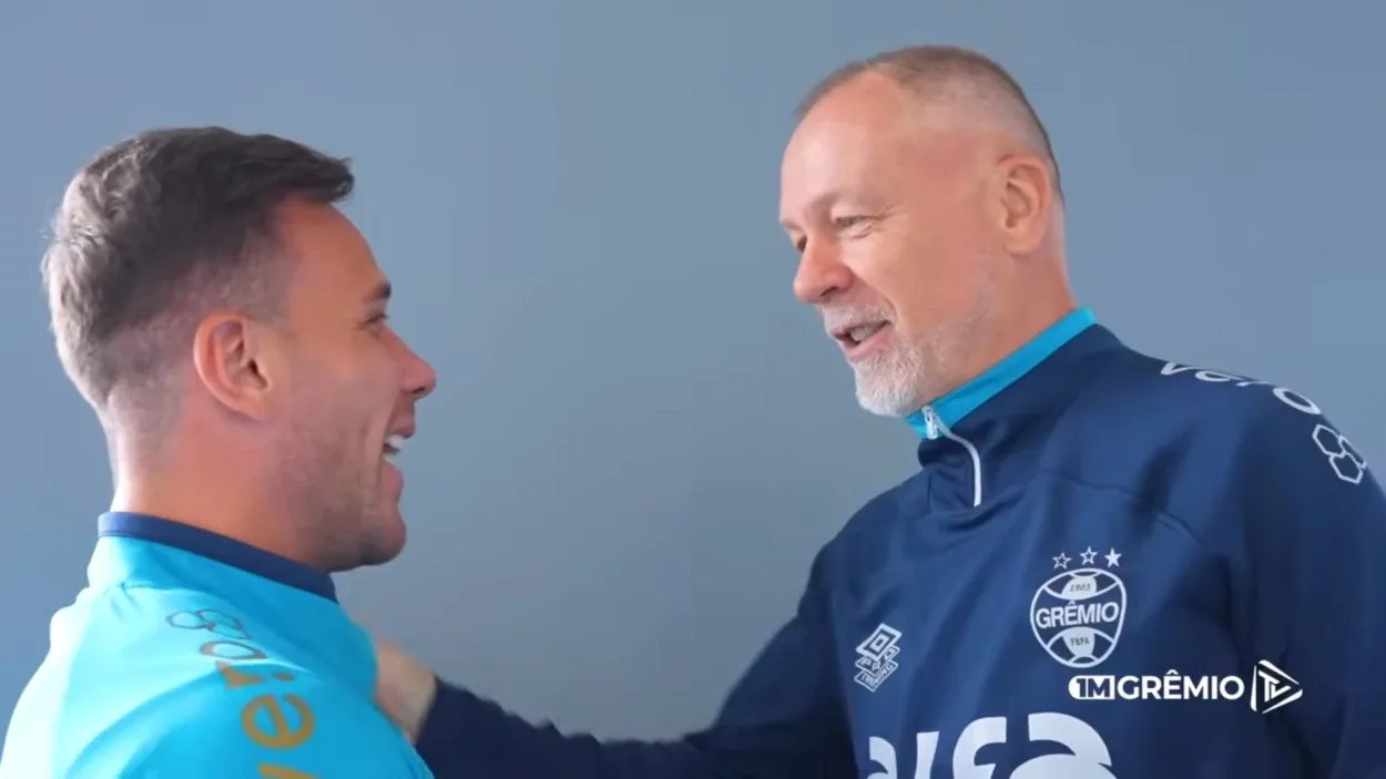 Arthur se manifesta após Grêmio oficializar a saída de Mano Menezes: "Prazer enorme" Arthur e Mano Menezes, nos corredores do CT do Grêmio
