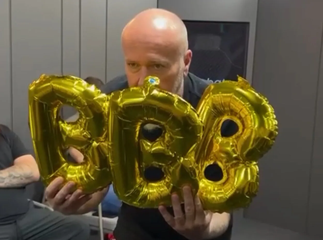 Baldasso dá "aula de dança" no Debate Raiz, cutuca Bagé e resume Grêmio com três balões Baldasso pelo Inter