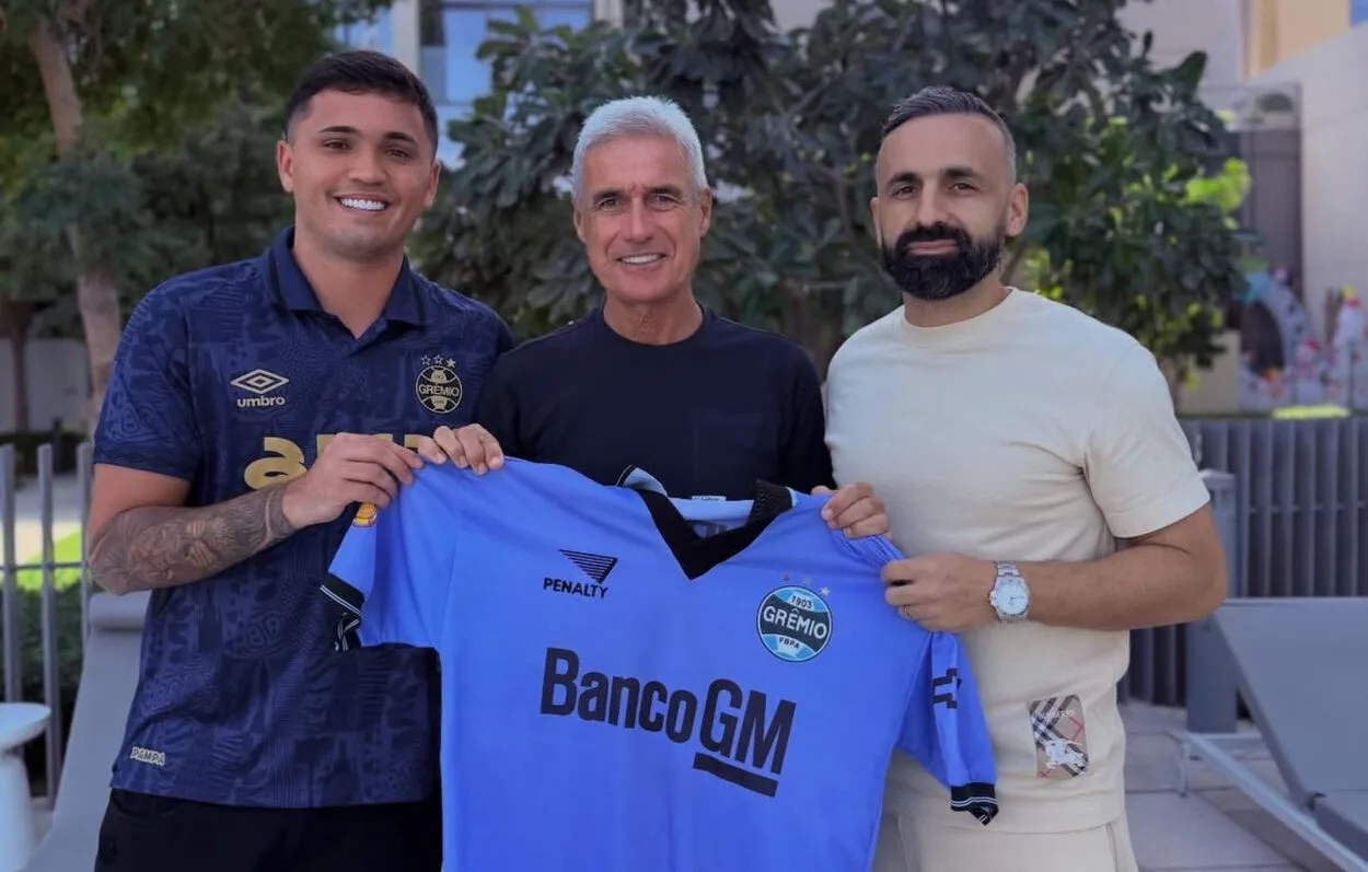 Torcedor do Grêmio encontra Luís Castro e entrega camisa: "Disse que está muito motivado" Grêmio de Luís Castro
