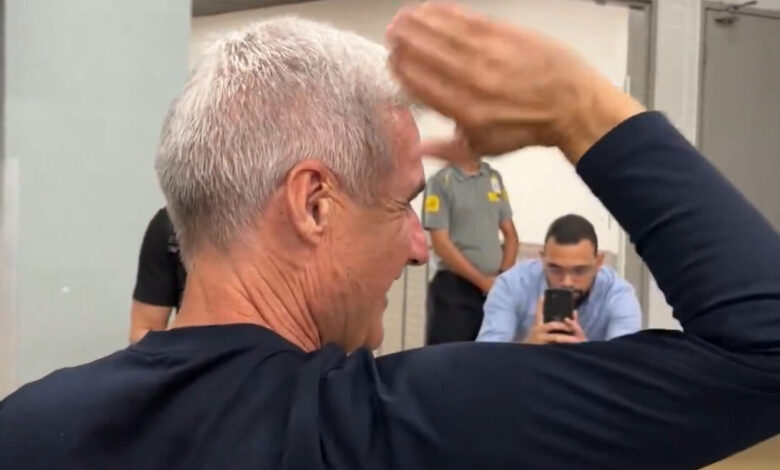 Grêmio divulga vídeo de Luís Castro alentando com a torcida no aeroporto em Porto Alegre IMG_5345