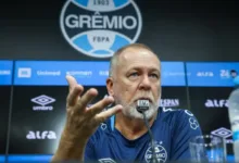 Dois titulares do Grêmio abrem preferência por continuidade de Mano Menezes Mano Menezes treinador do Grêmio