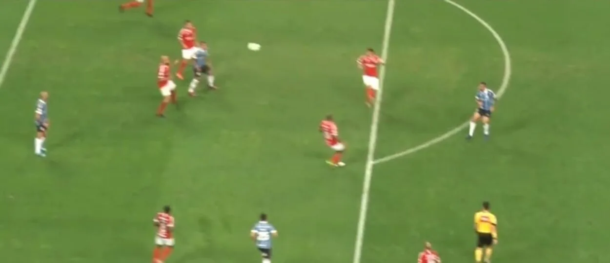 Ele chegou ao Grêmio com Renato, marcou gol em Gre-Nal e agora pendura as chuteiras Grêmio hoje