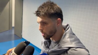 Tiago Volpi, goleiro do Grêmio, concedendo entrevista na zona mista