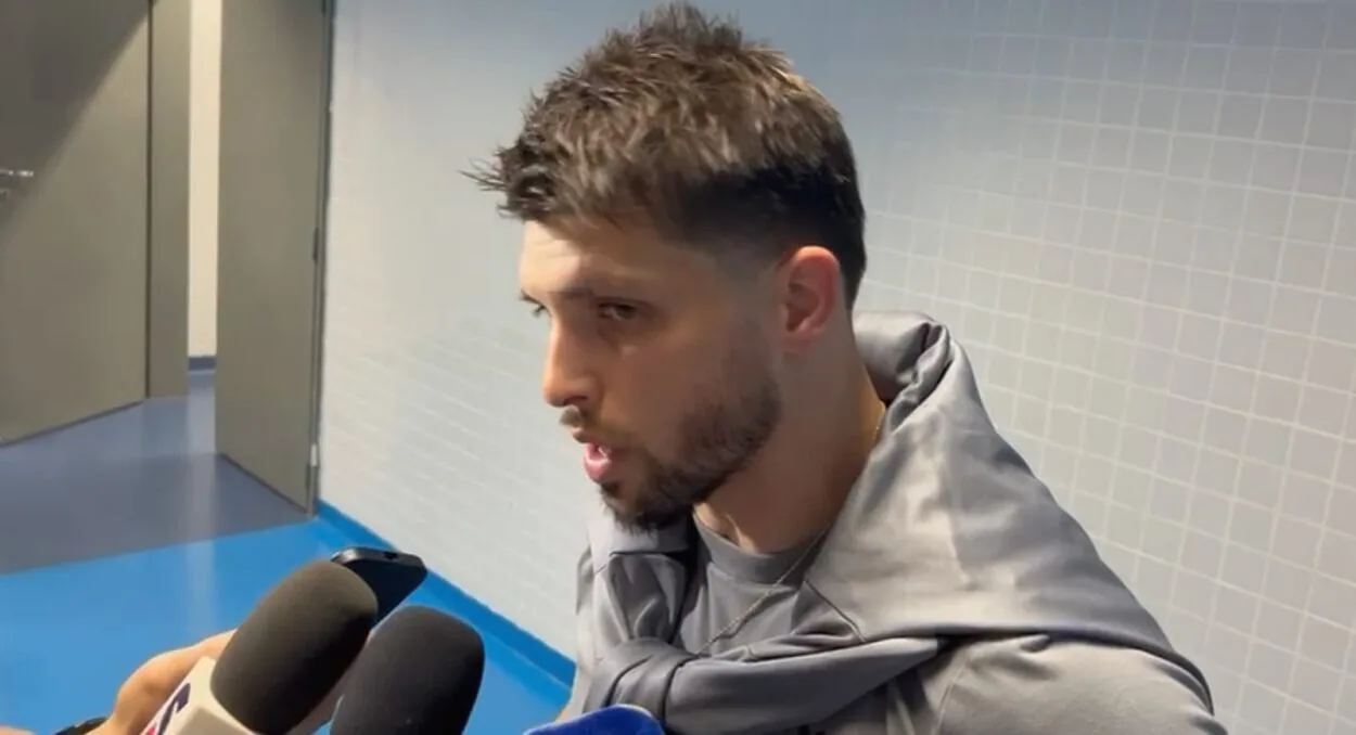 Grêmio 2026: Volpi quer Mano Menezes definido e menos turbulência no planejamento Tiago Volpi, goleiro do Grêmio, concedendo entrevista na zona mista