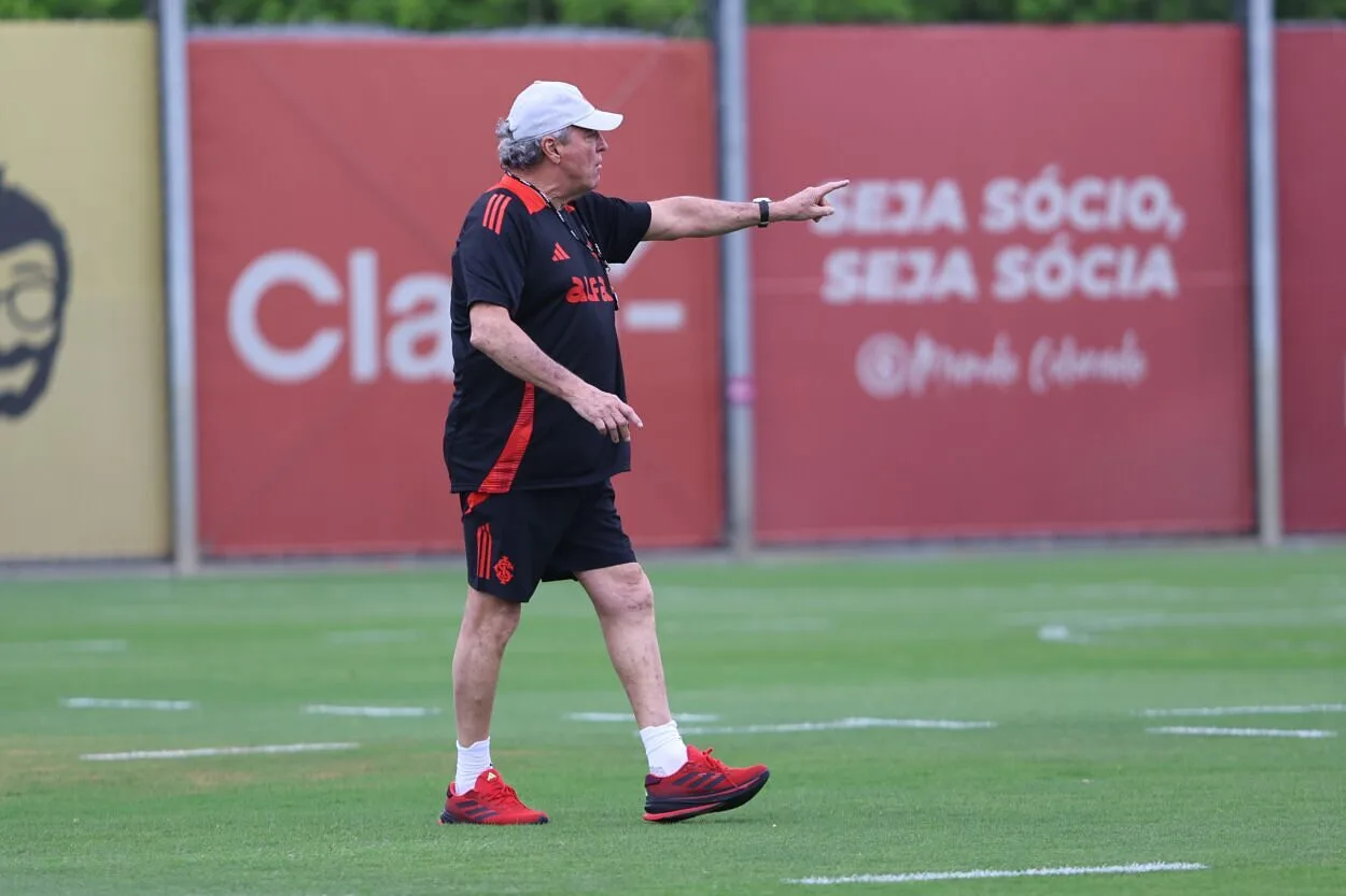 Abel Braga nega vestiário do Inter rachado e indica utilização de Borré: "Ele é casca grossa" Abel Braga pelo Inter