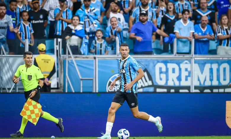 Ainda sem anúncio oficial, Grêmio autoriza viagem do atacante Alysson Alysson brilhou pelo Grêmio
