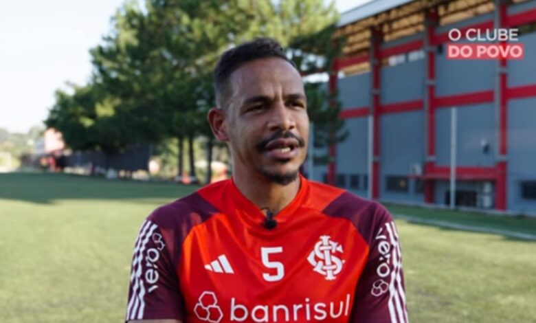Fernando com a camisa do Inter