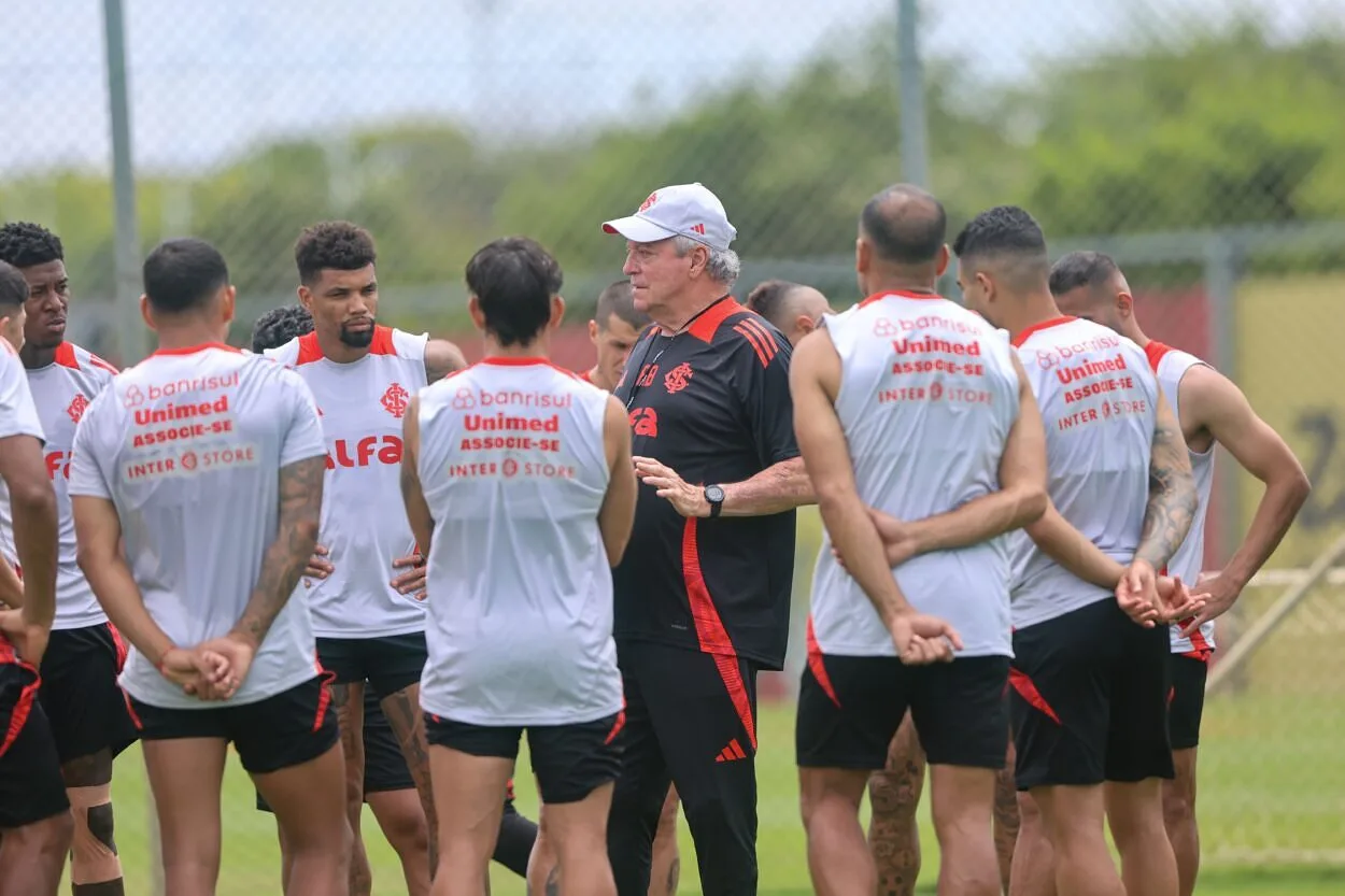 Com uma novidade, Abel Braga relaciona 24 jogadores para a reestreia no Inter Inter viaja