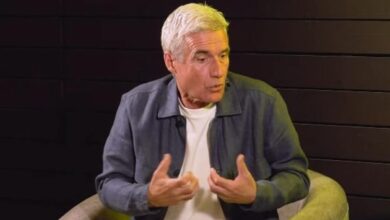 Jovem do Grêmio minimiza rumores de Europa e aguarda chances com Luís Castro Luís Castro comanda o Grêmio