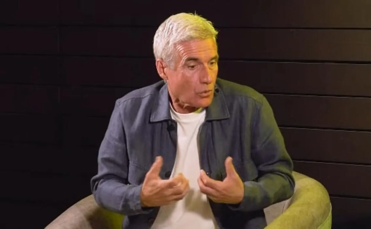 Jovem do Grêmio minimiza rumores de Europa e aguarda chances com Luís Castro Luís Castro comanda o Grêmio