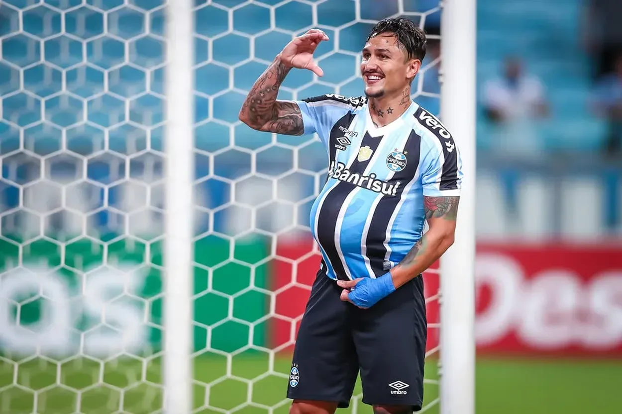 Torcida do Grêmio "culpa" Vina por permanência do Inter na primeira divisão Vina falou sobre Suárez no Grêmio