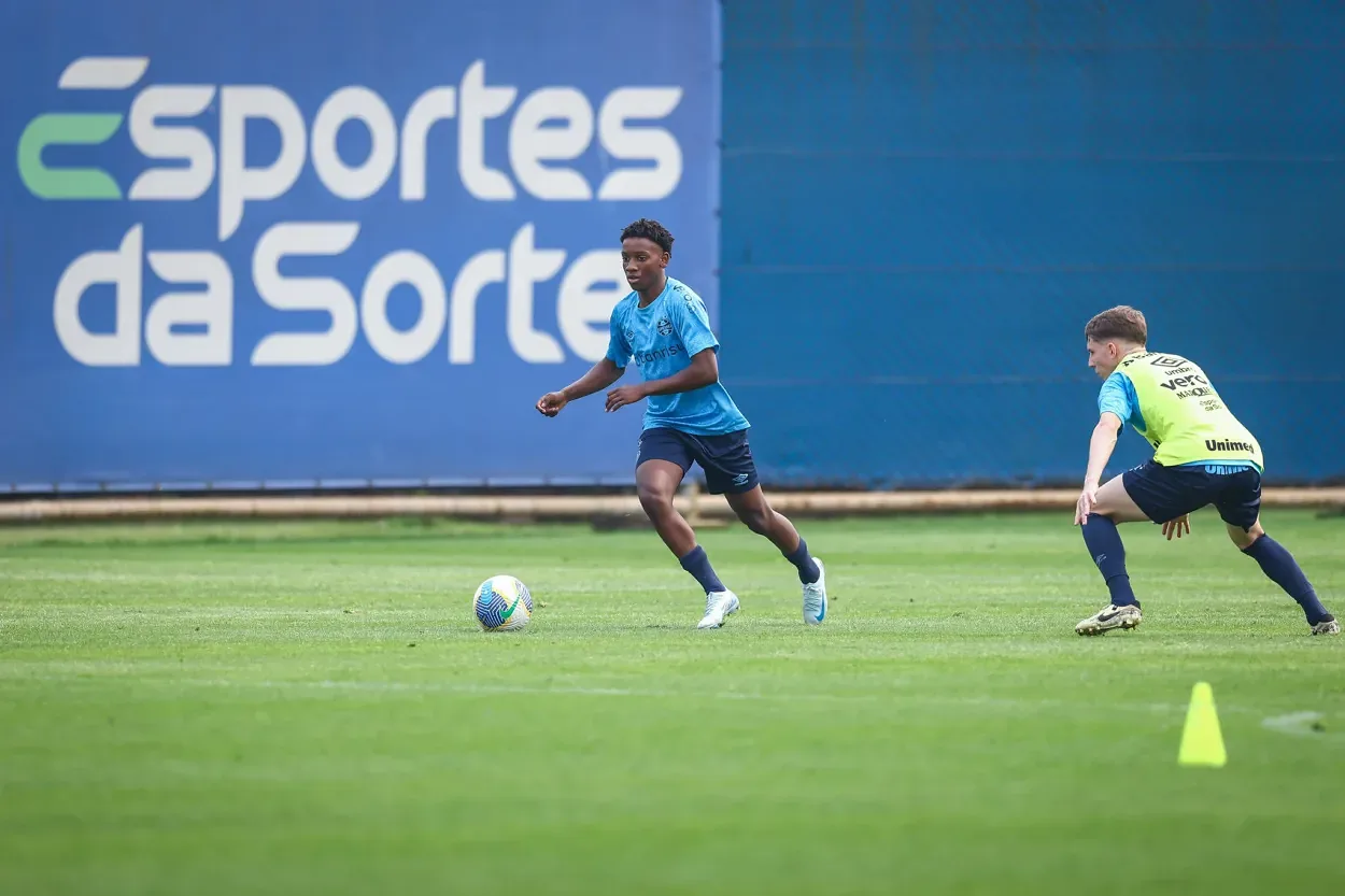Os jovens do Grêmio que podem ganhar espaço com a nova comissão técnica Gabriel Mec em treino no profissional do Grêmio