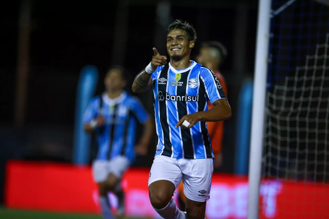 Arezo planeja seguir no Peñarol e diz ter aconselhado Olivera a deixar o Grêmio Arezo pelo Grêmio