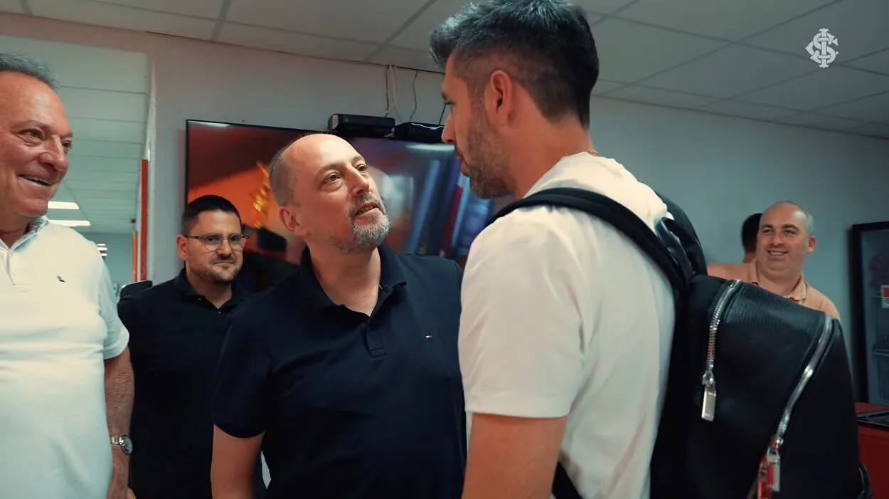Alessandro Barcellos, Abel Braga e Paulo Pezzolano, treinador do Inter 2026 - Foto: YouTube/Inter