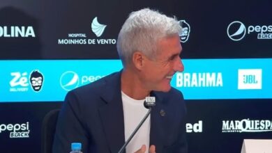 Vem alguém? A reação inusitada de Luís Castro ao ser perguntado sobre um camisa 10 Grêmio apresenta Luís Castro