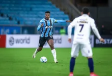 Grêmio divulga moldes da contratação de Caio Paulista e libera Jemerson e Lucas Esteves Grêmio teve Jemerson como capitão