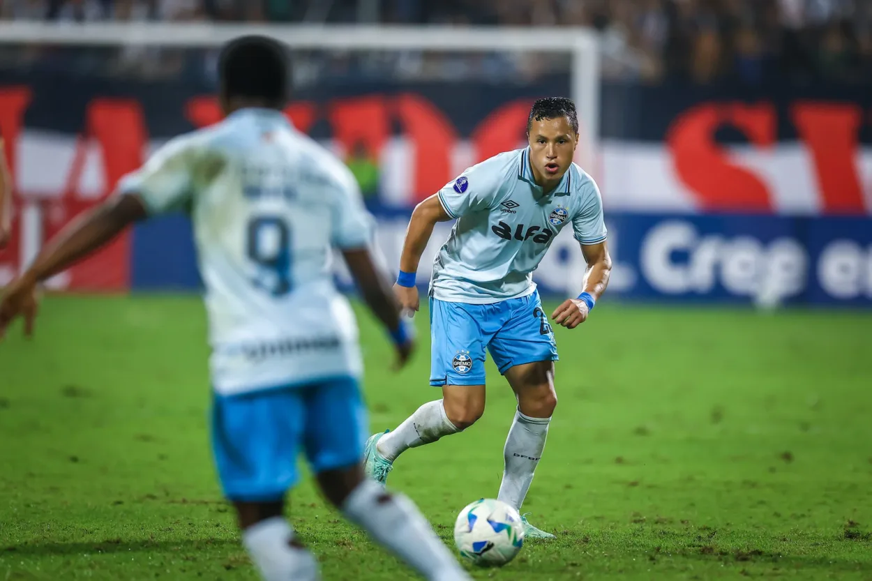 Marlon foi titular do Grêmio no Peru