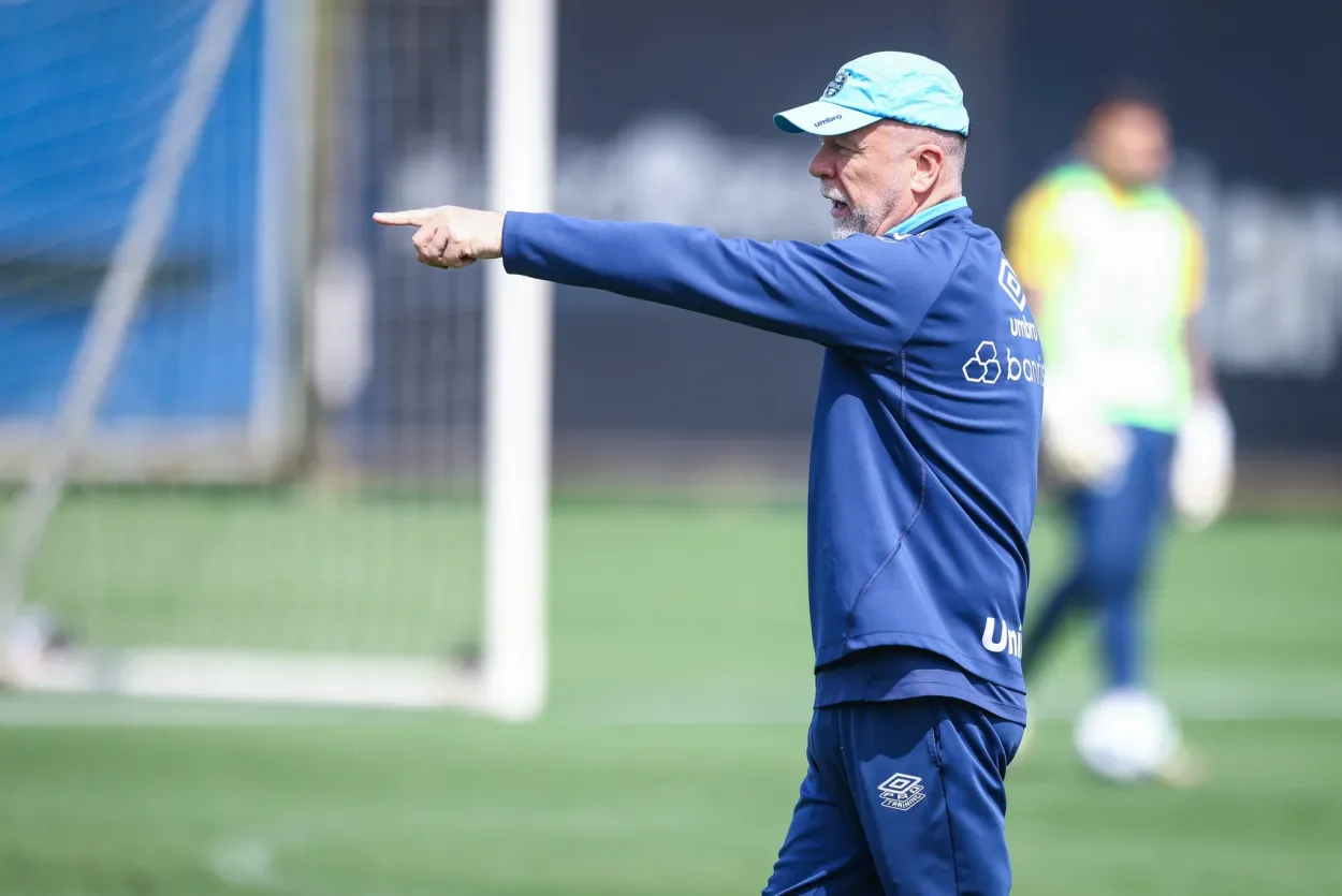 Ex-Grêmio, Mano Menezes brinca com Neymar na chegada ao Peru: "Se parar de dançar" Mano Menezes pelo Grêmio