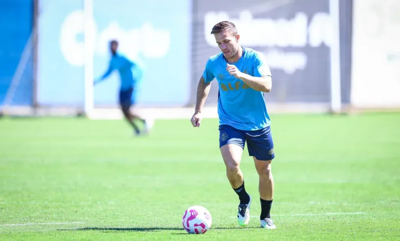 Grêmio publica vídeo de belo gol de Arthur em treinamento: "Acordou a coruja" Arthur pelo Grêmio