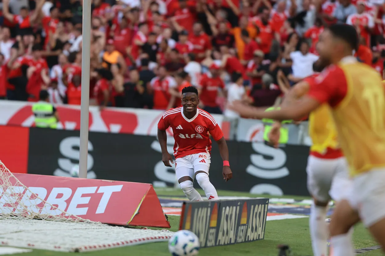 Carbonero fica no Inter