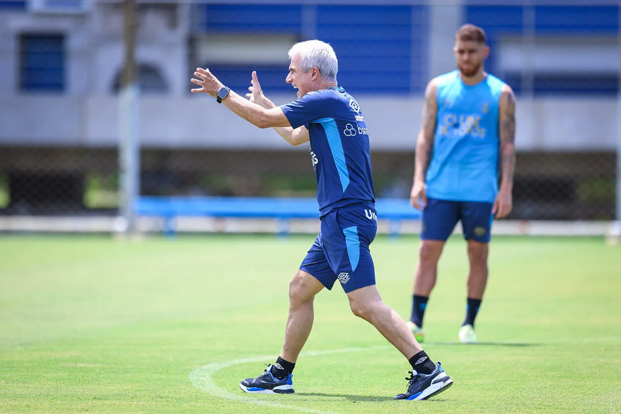 Direção do Grêmio avalia o começo da era Luís Castro: "Impressões são as melhores" Luís Castro treina o Grêmio
