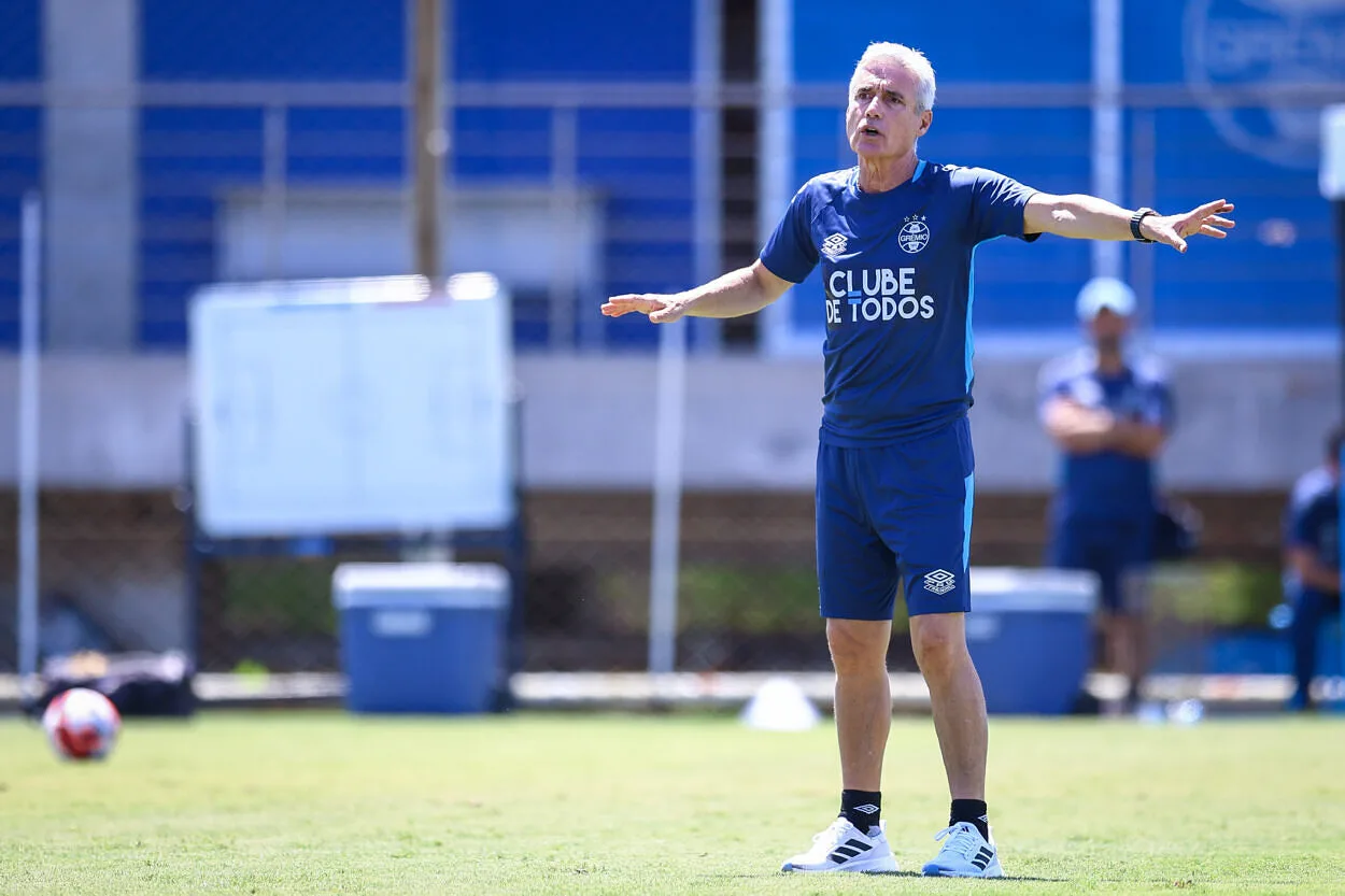 Grêmio abre treino e Luís Castro vai aos jornalistas passar recado: "Sei o papel" Grêmio com Castro