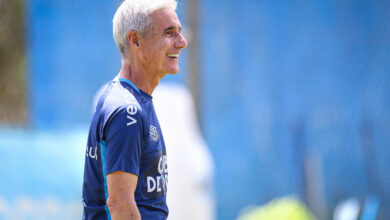 Viagem de ônibus e jogo às 21h: Luís Castro conversa com jornalistas antes da estreia Luís Castro comanda o Grêmio
