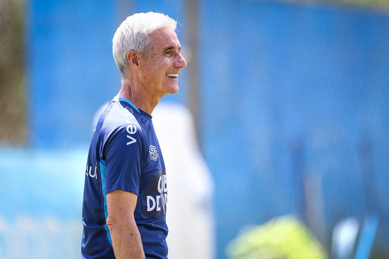 Viagem de ônibus e jogo às 21h: Luís Castro conversa com jornalistas antes da estreia Luís Castro comanda o Grêmio