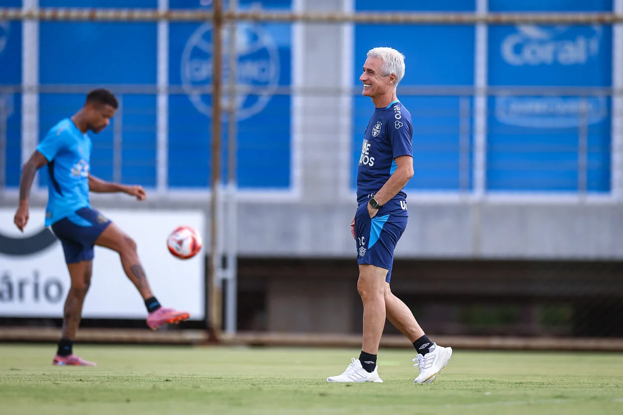 Luís Castro encaminha primeira escalação do Grêmio de 2026; veja horário e onde assistir Grêmio de Castro