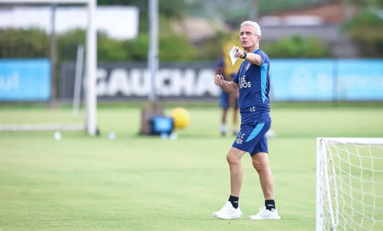 Grêmio divulga a primeira escalação oficial montada pelo técnico Luís Castro Luís Castro pelo Grêmio