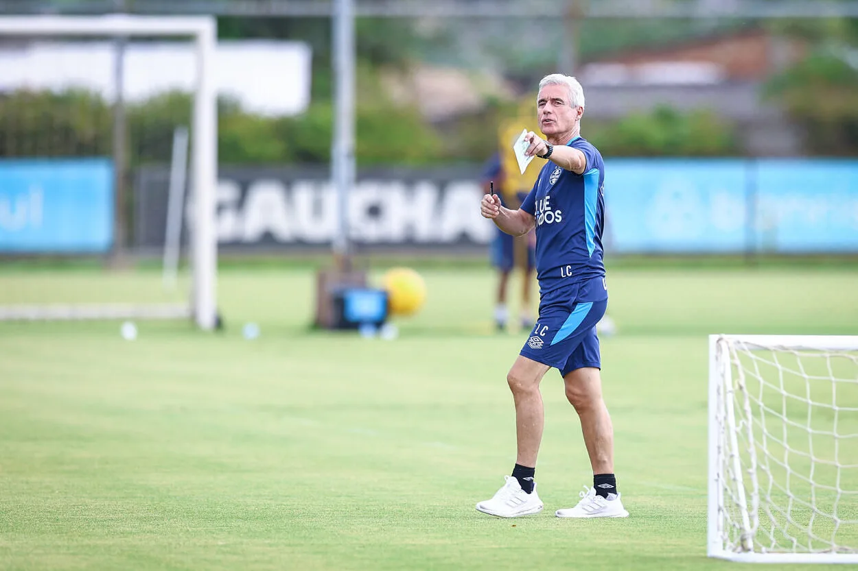 Luís Castro trabalha posicionamento defensivo antes da estreia do Grêmio no Gauchão Luís Castro pelo Grêmio