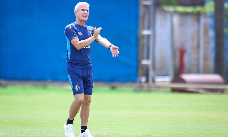 Luís Castro mexe no Grêmio