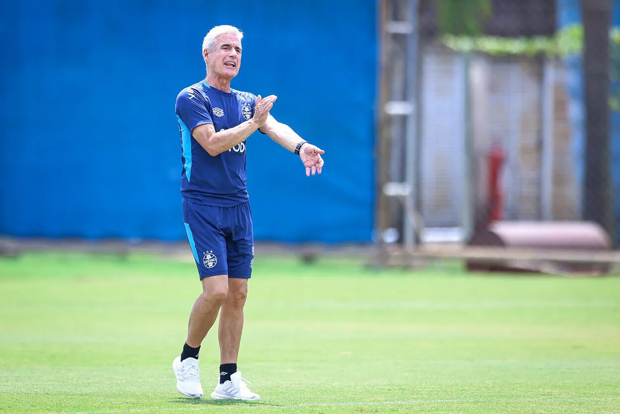 Luís Castro mexe no Grêmio