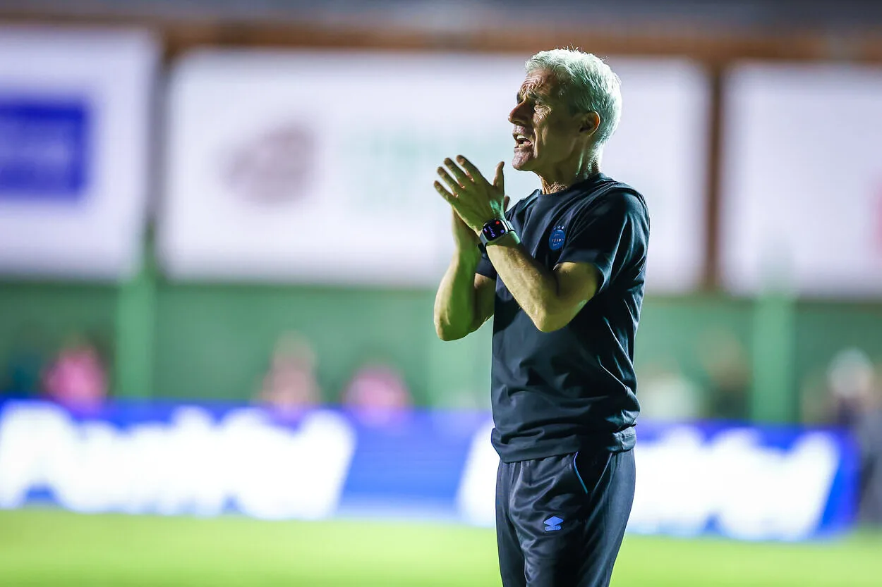 Luís Castro projeta novos reforços após a estreia no Grêmio: "Diretoria sabe o que penso" Grêmio de Castro