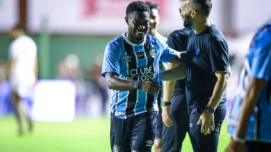 Willian "entrevista" Amuzu após vitória do Grêmio na estreia: "Importante vencer" Willian e Amuzu no Grêmio