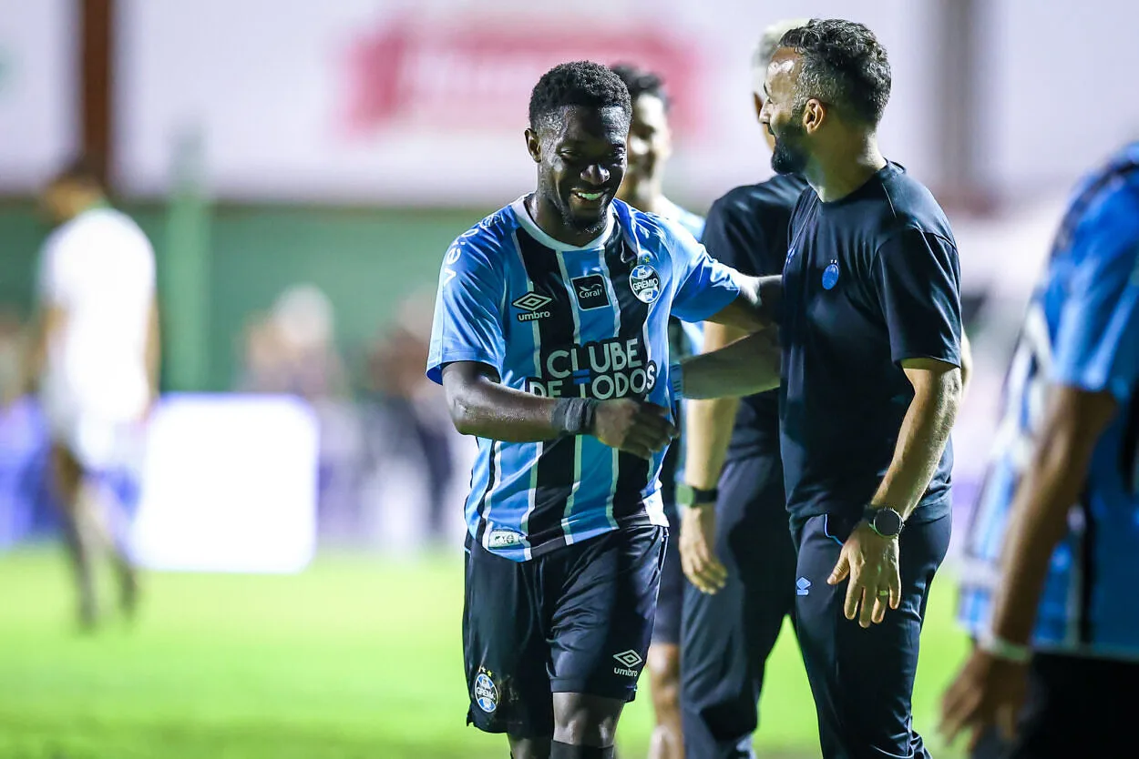 Willian "entrevista" Amuzu após vitória do Grêmio na estreia: "Importante vencer" Willian e Amuzu no Grêmio