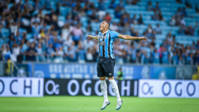 Carlos Vinícius pelo Grêmio