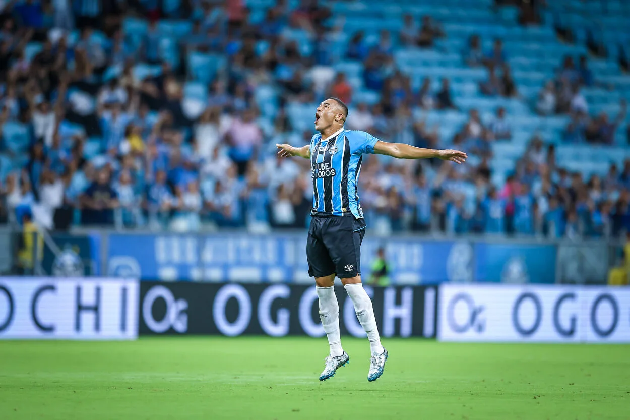 Carlos Vinícius pelo Grêmio