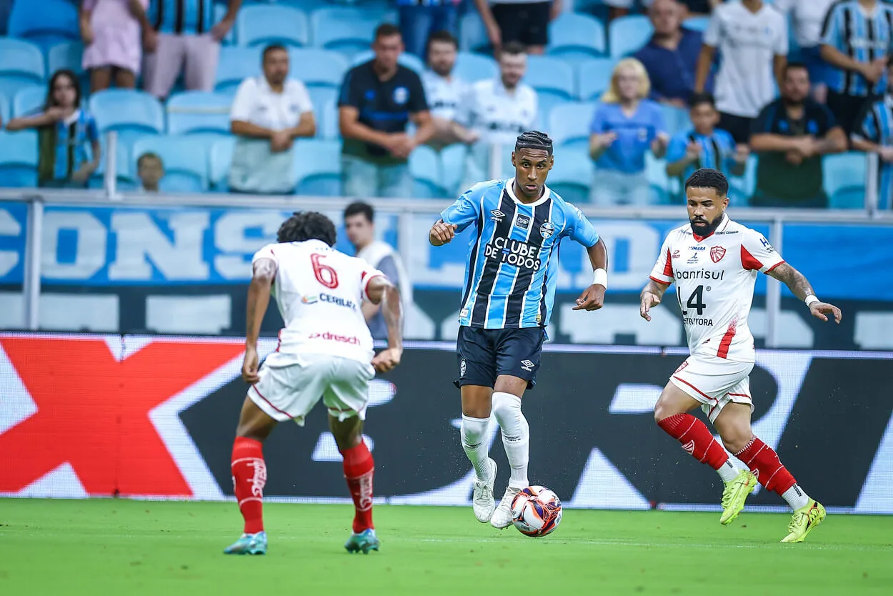 Tetê com a camisa do Grêmio
