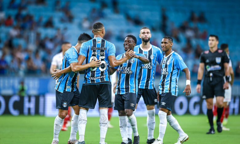 Como Carlos Vinícius resolveu "abraçar" Amuzu desde o seu primeiro dia no Grêmio Carlos Vinícius com Amuzu
