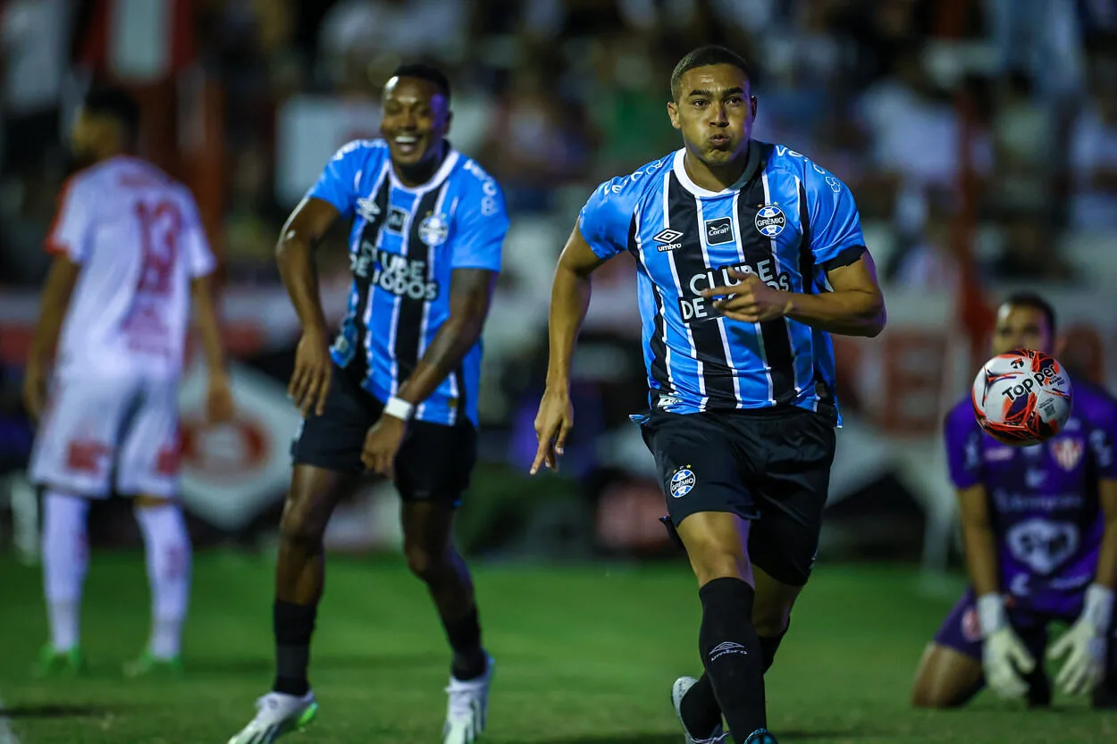 Carlos Vinícius pelo Grêmio