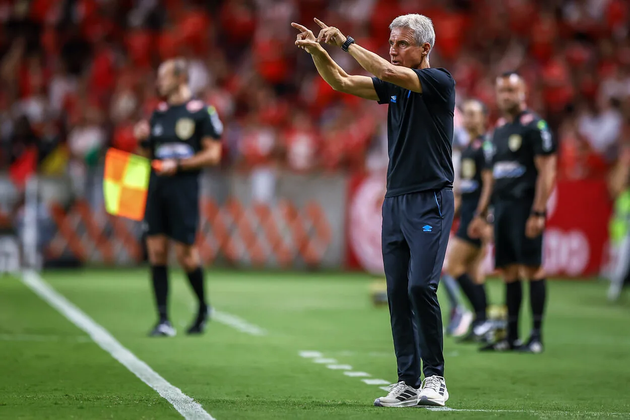 Luís Castro sai em defesa de Weverton