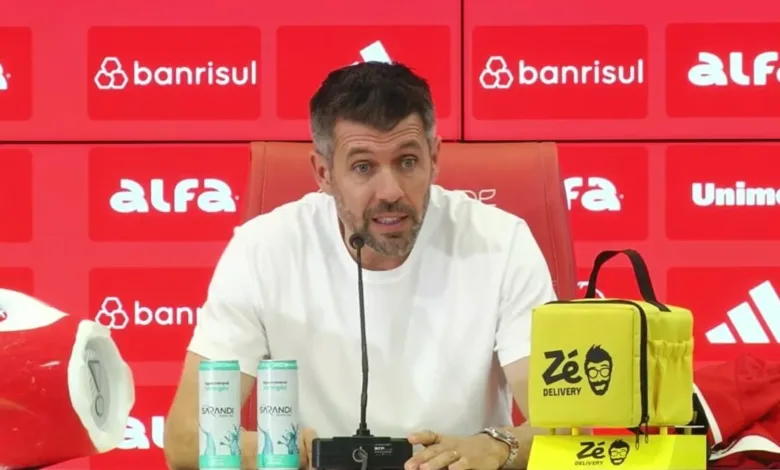 Pezzolano explica mudança no planejamento do Inter: "Dar minutos aos jogadores" Paulo Pezzolano, treinador do Inter - YouTube/Inter