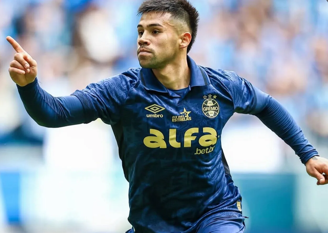 Aravena larga na frente para iniciar o ano como titular do ataque do Grêmio Aravena pelo Grêmio