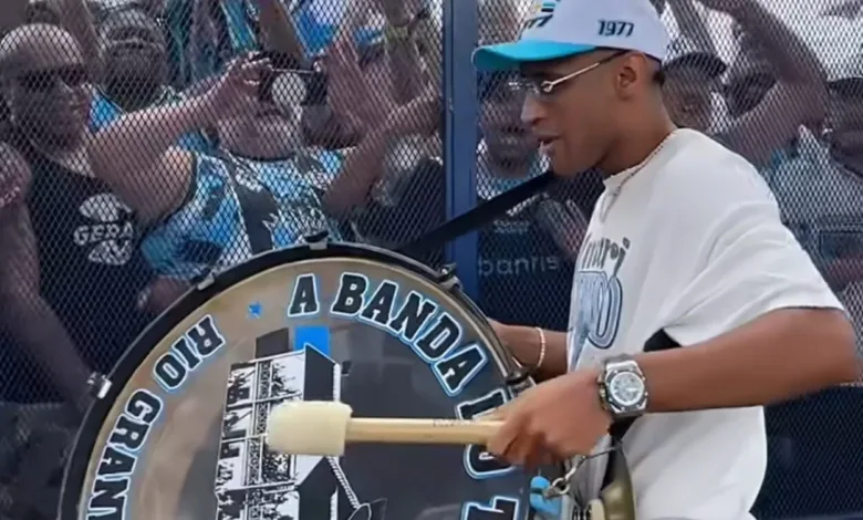 Tetê canta com a torcida do Grêmio e já chega alentando: "Muito feliz" Tetê no Grêmio