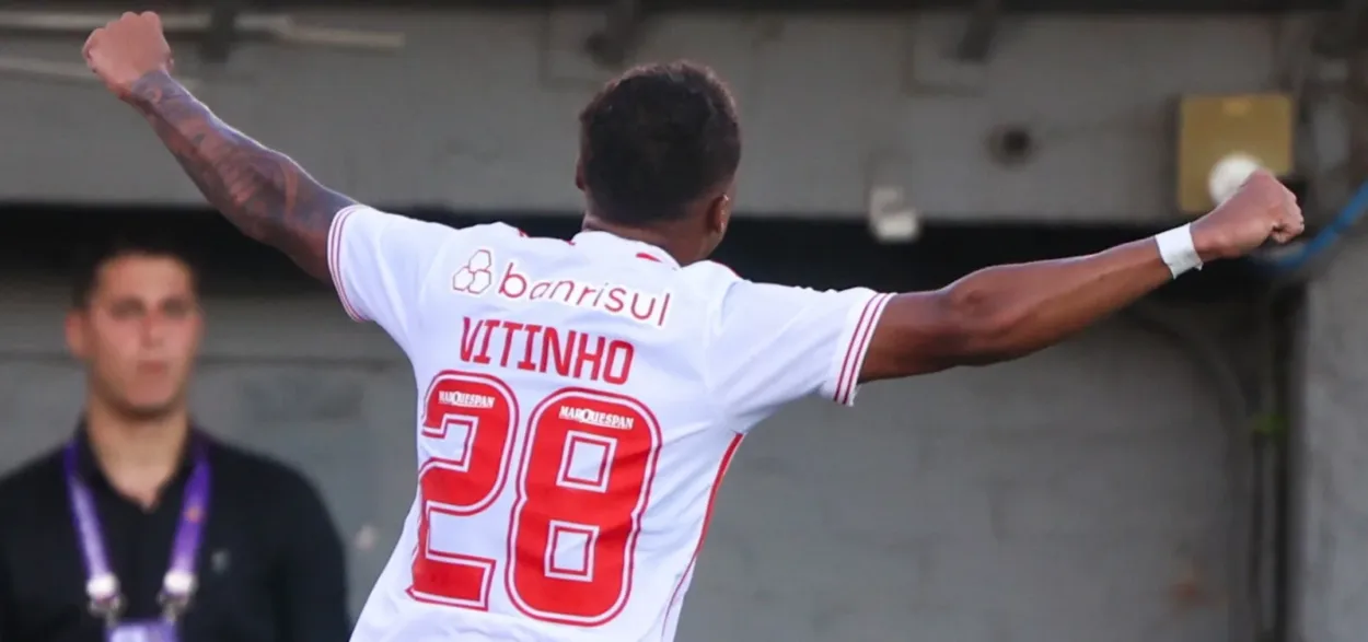 Vitinho, comemorando gol na vitória contra o Caxias, no Gauchão.