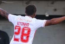 Vitinho, comemorando gol na vitória contra o Caxias, no Gauchão.