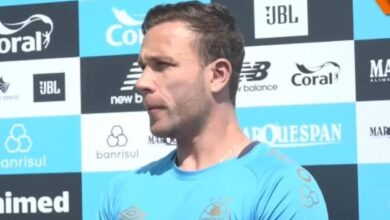 Arthur elogia treinos intensos de Luís Castro e fala do futuro no Grêmio: "Ideia é permanecer" Arthur pelo Grêmio