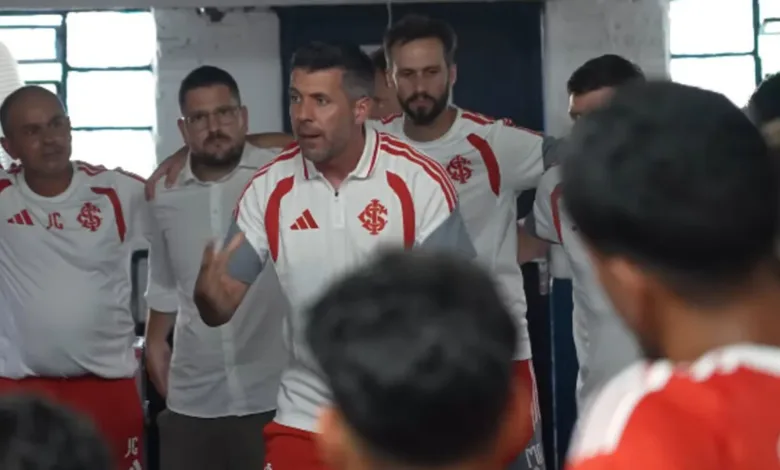 Pezzolano aguarda novo atacante no Inter e cogita promover estreia no Gre-Nal Paulo Pezzolano pelo Inter